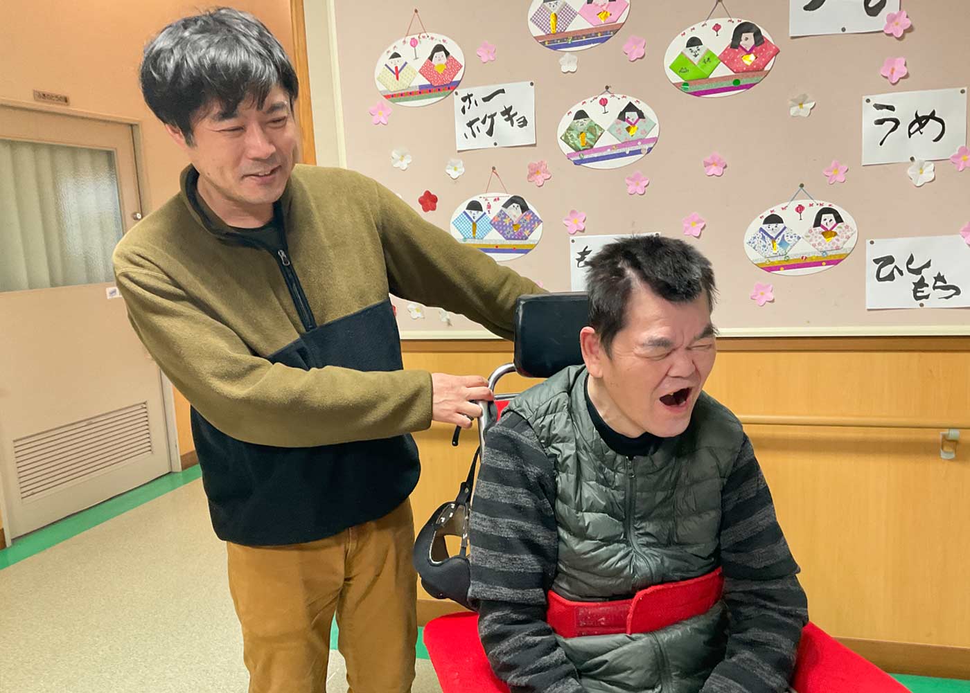 利用者とスタッフの笑顔